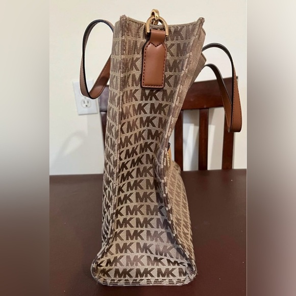 LIKE NEW (gently used) Michael Kors Kenly Large Signature Tote - Picture 3 of 6